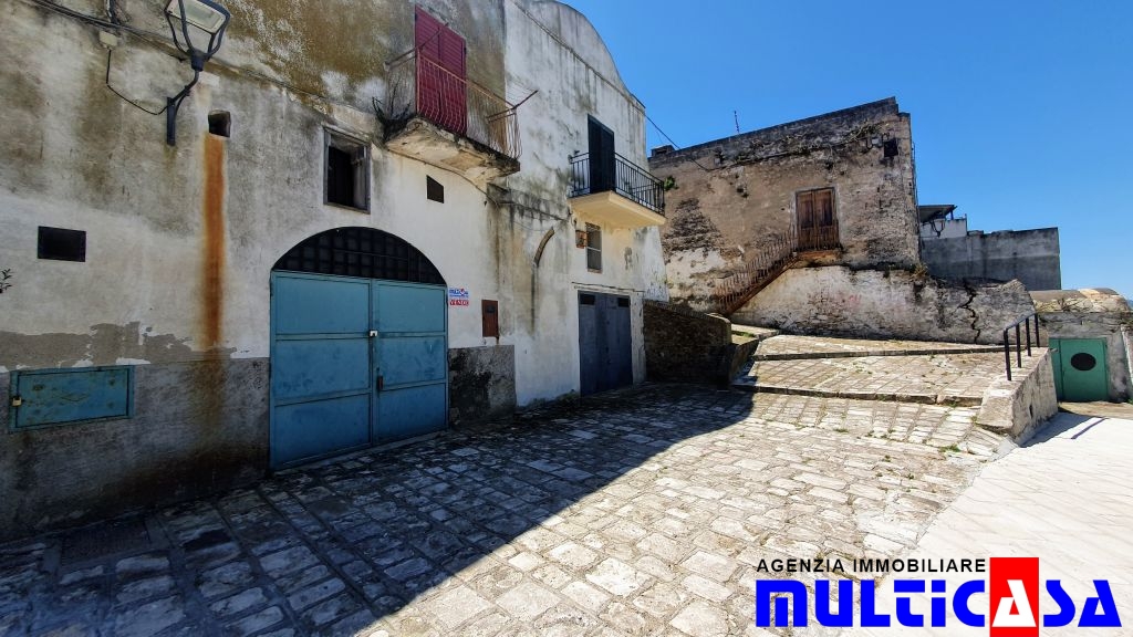 GARAGE-DEPOSITO IN VIA BOREALE