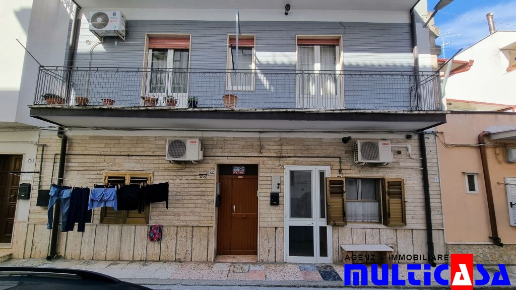 CASA INDIPENDENTE CON LASTRICO SOLARE